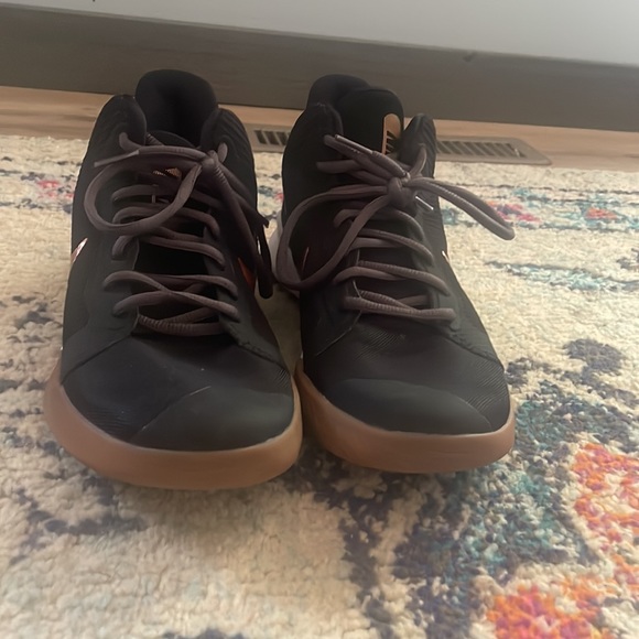 Nike Basketball Shoes - Picture 2 of 6